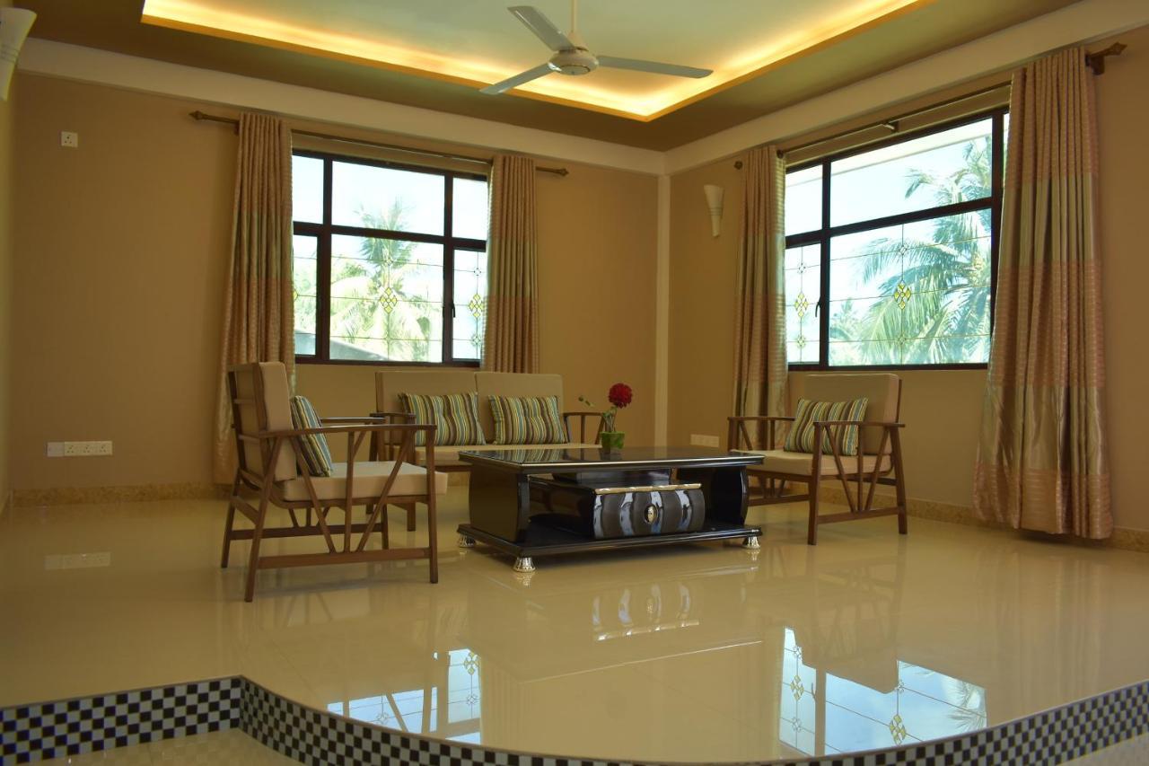 Calyx Grand Fuvahmulah Hotel Bagian luar foto